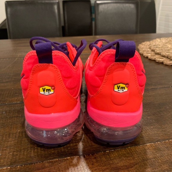 Vapormax plus
Sneakers in Bright Red and Purple - Picture 4 of 6